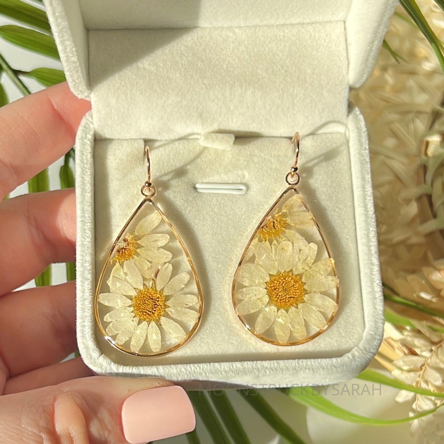 TEARDROP DAISY EARRINGS